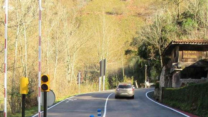 Nuevos paneles luminosos, ayer, en funcionamiento en la carretera de Cangas de Onís.