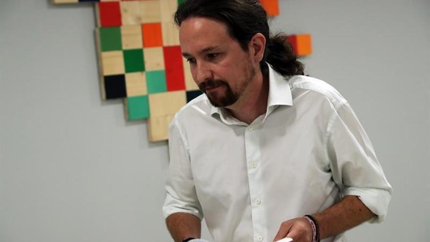 Pablo Iglesias, abucheado en Sants por manifestantes a favor de la unidad de España