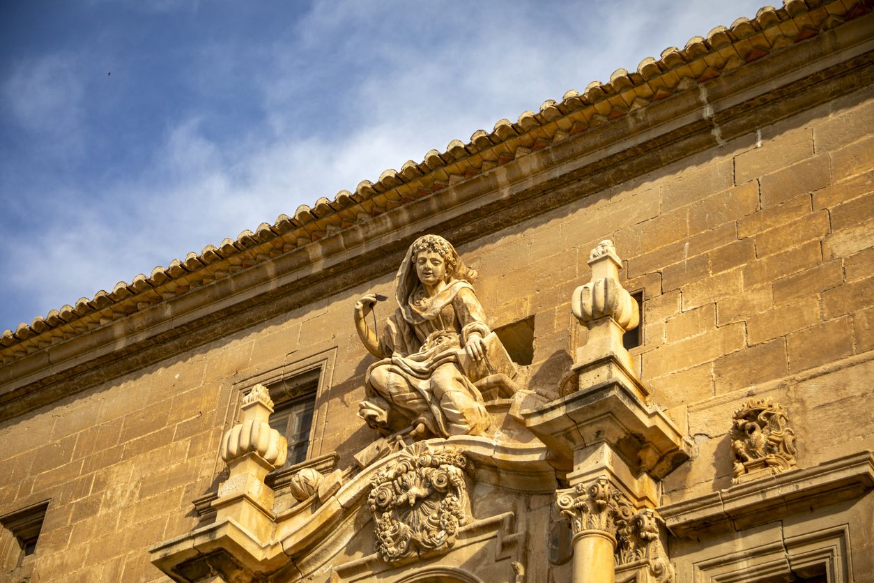 Detalles de la fachada del Colegio de Santo Domingo, en Orihuela.