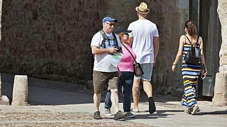 Turistas en la zona del Castillo y la Catedral.