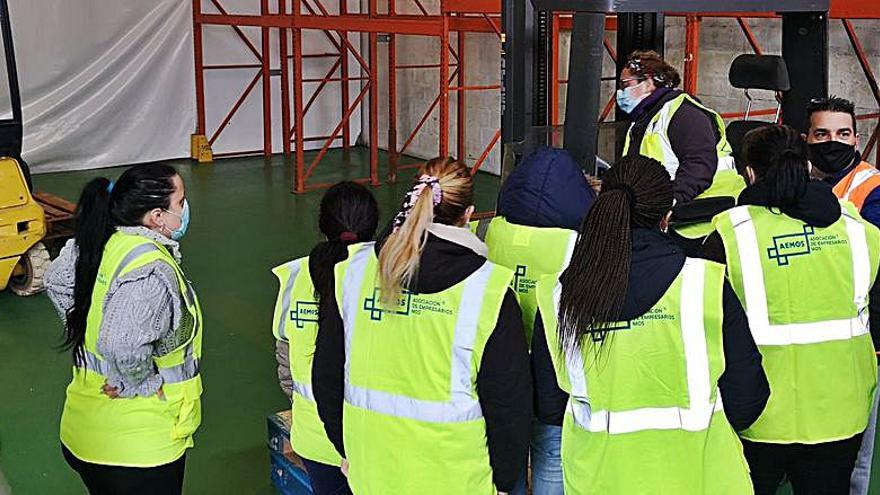 Mujeres participantes en el programa de empleo de Aemos. // D.P.