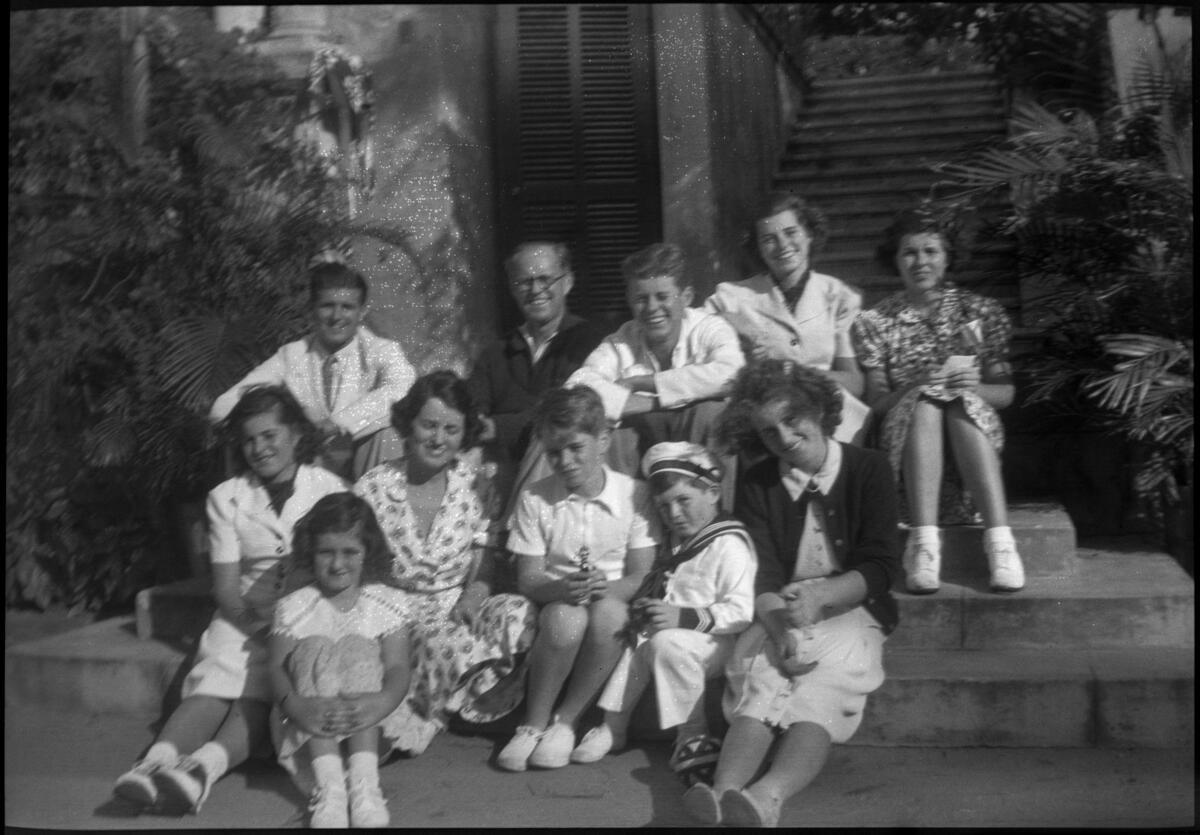 Imagen del álbum familiar de los Kennedy de la Navidad de 1937 en Palm Beach, Florida. Joseph Kennedy y Rose Fitzgerald con sus 9 hijos. En la fila superior, Joe y John con su padre al medio.