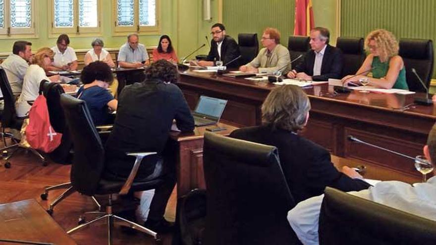 Imagen de la comparecencia del director general de Presupuestos, Joan Carrió, ayer en la comisión de Hacienda del Parlament.