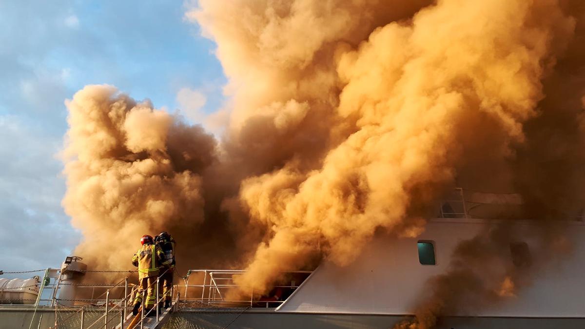 Incendio de un barco en el muelle de reparaciones de Vigo