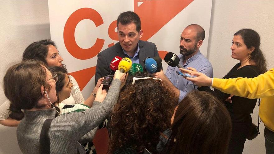 Carballo atiende a los medios de comunicación.