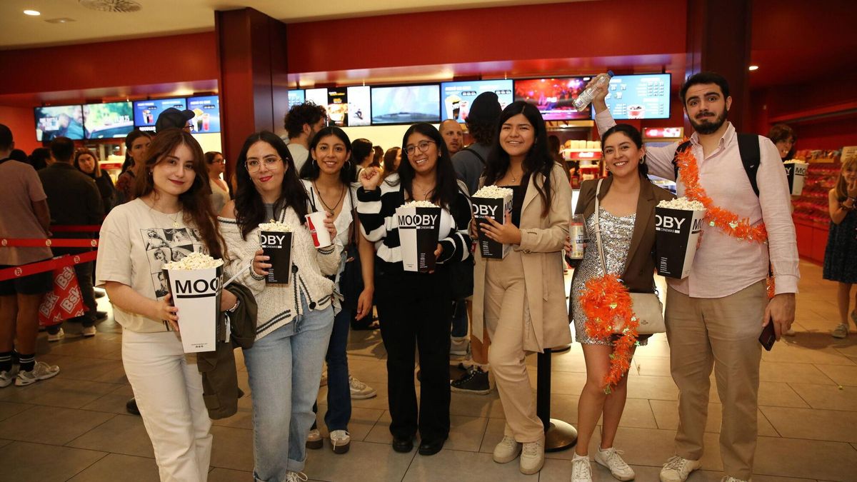 Taylor Swift llena los cines en una gran fiesta por el estreno de su nuevo álbum: “Me esperaba un disco más ‘Showgirl’”