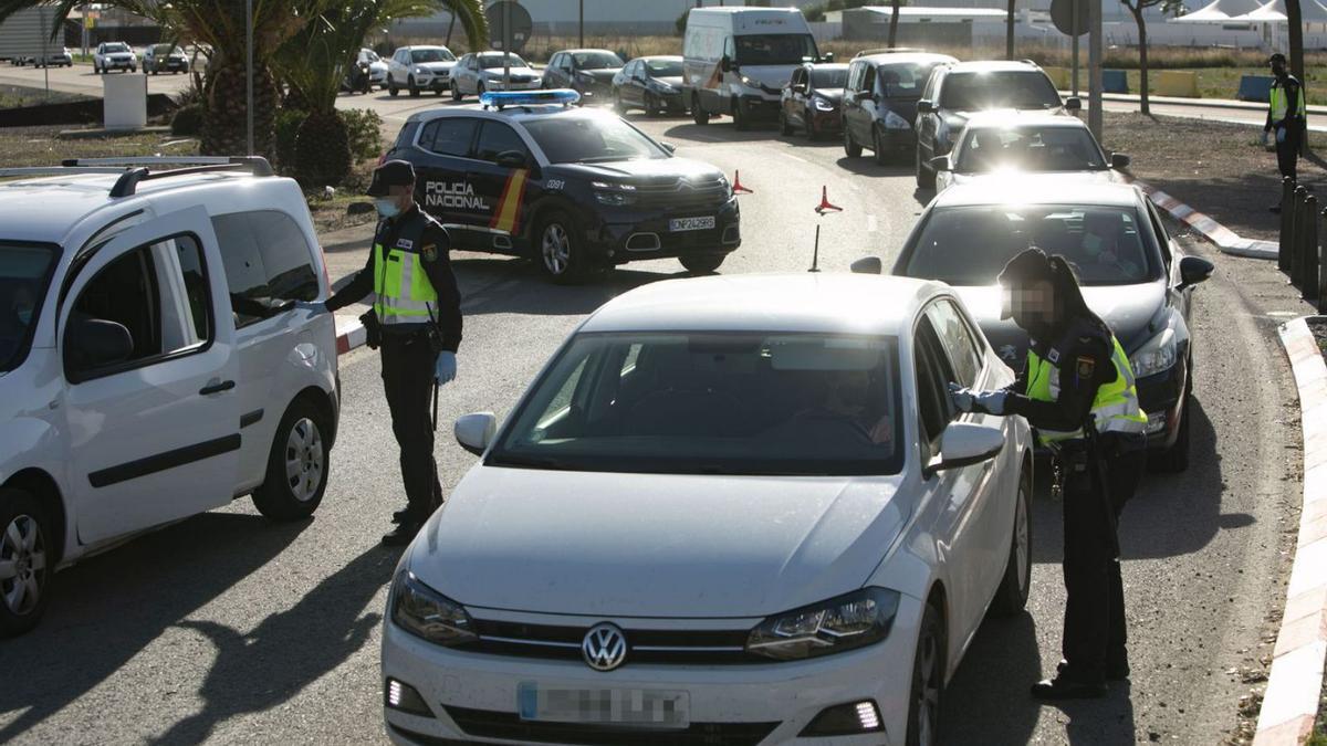 Control de la Policía Nacional en Sagunt durante la pandemia. | DANIEL TORTAJADA