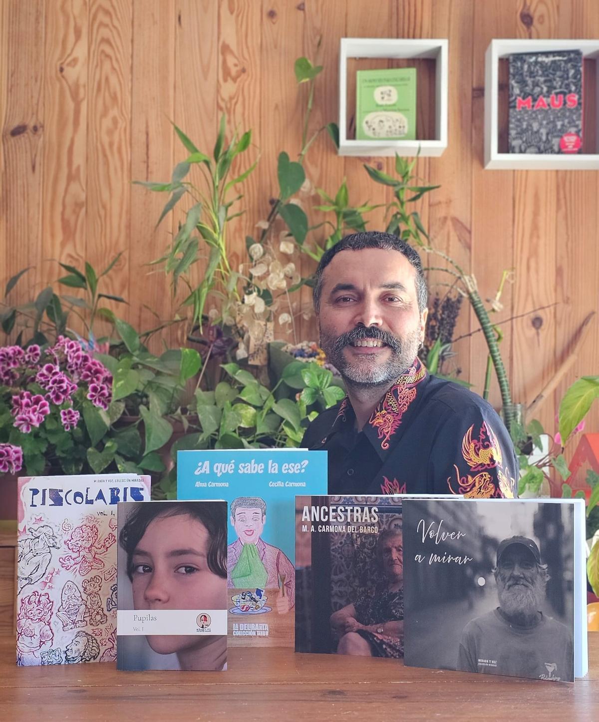 Miguel Ángel Carmona con los cinco títulos que la escuela presenta en la Feria del Libro de Badajoz.