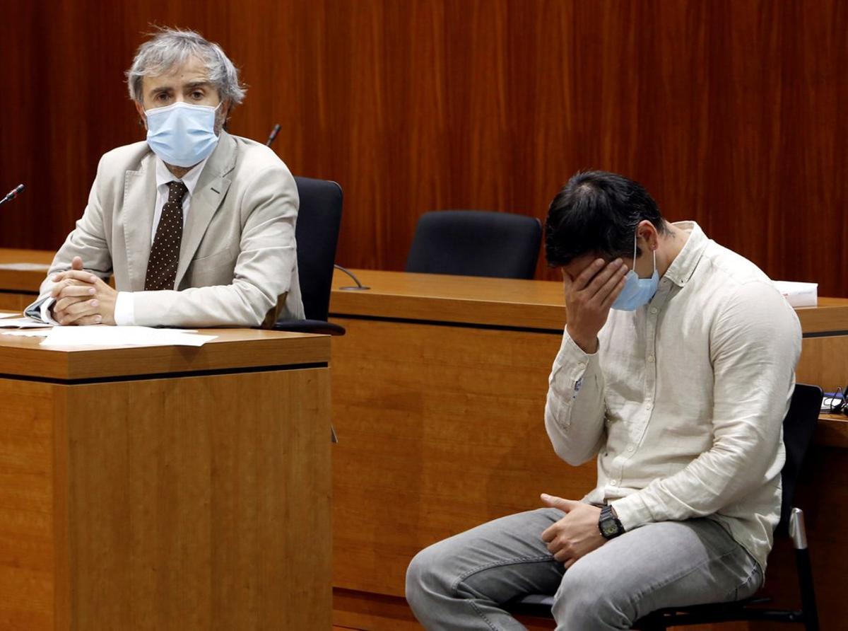 GRAF6084. ZARAGOZA, 17/09/2020.- El acusado Rodrigo Lanza (dcha) y su abogado, Endika Zulueta, tras escuchar el veredicto del jurado, que le ha declarado culpable de asesinato por el crimen de los tirantes, en el que murió Víctor Laínez en diciembre de 2017 tras la agresión en un bar en el Casco Histórico de Zaragoza. EFE/Javier Belver POOL GRAF6084. ZARAGOZA, 17/09/2020.- El acusado Rodrigo Lanza (dcha) y su abogado, Endika Zulueta, tras escuchar el veredicto del jurado, que le ha declarado culpable de asesinato por el crimen de los tirantes, en el que murió Víctor Laínez en diciembre de 2017 tras la agresión en un bar en el Casco Histórico de Zaragoza. EFE/Javier Belver POOL