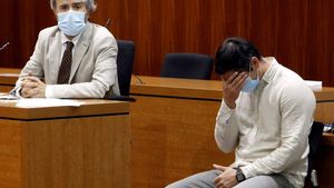 GRAF6084. ZARAGOZA, 17/09/2020.- El acusado Rodrigo Lanza (dcha) y su abogado, Endika Zulueta, tras escuchar el veredicto del jurado, que le ha declarado culpable de asesinato por el crimen de los tirantes, en el que murió Víctor Laínez en diciembre de 2017 tras la agresión en un bar en el Casco Histórico de Zaragoza. EFE/Javier Belver POOL