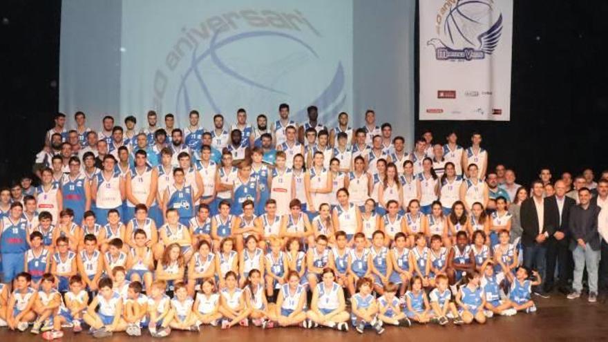 Jugadores y técnicos de los equipos del Club Martínez Valls Bàsquet, anoche en la gala de su 20 aniversario en la Sala Gomis.