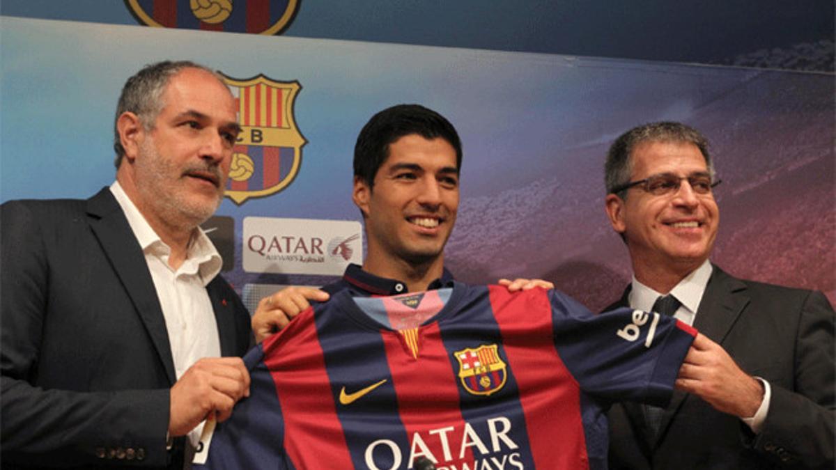 Luis Suárez junto a Andoni Zubizarreta y Jordi Mestre durante su presentación con el Barça el 19 de agosto de 2014