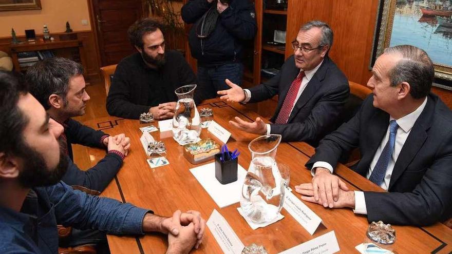 Reunión entre el alcalde, el edil de Urbanismo y un asesor (izquierda) con los presidentes de Puertos del Estado y el Puerto de A Coruña (derecha), en enero pasado.