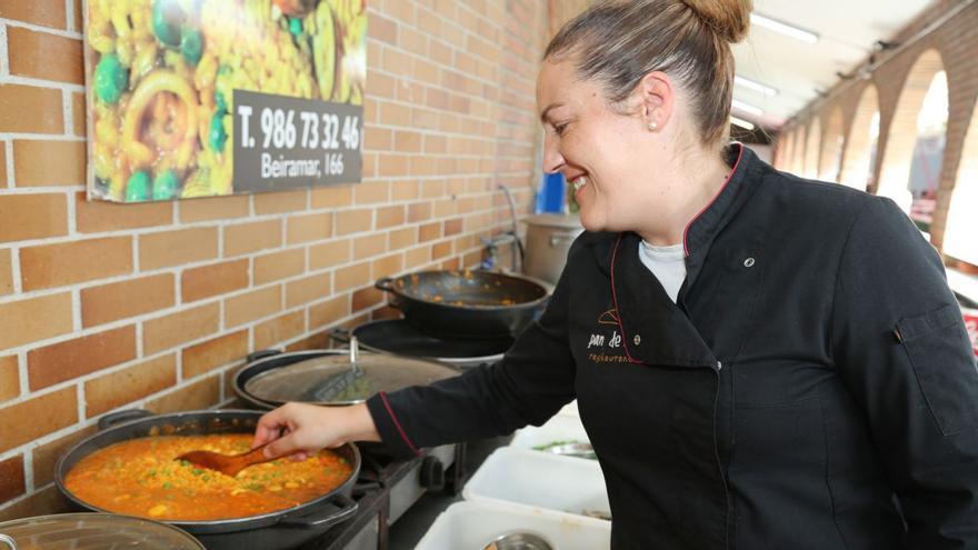 La cocinera meca Lorena Moldes, “mimando” una paella en la Festa do Marisco del año pasado.