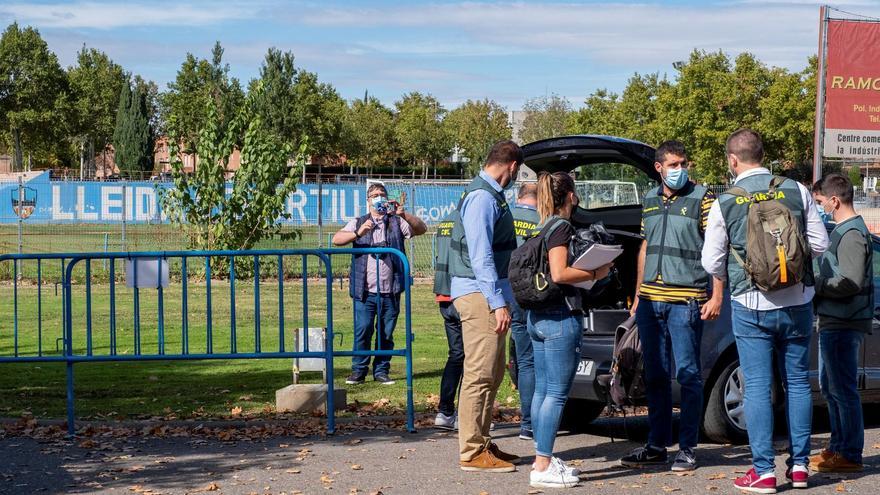 La Guardia Civil realiza un registro en la sede del Lleida Esportiu, el pasado mes.