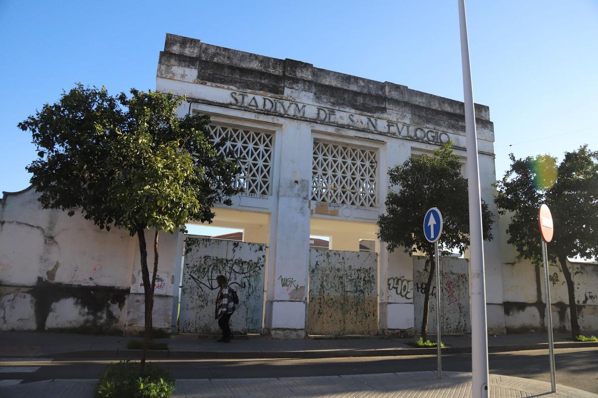 La segunda fase de obras del campo de fútbol de San Eulogio también se ha incluido en ‘Edilquivir’. Córdoba Proyecto Edilquivir río. Foto Ramón Azañón