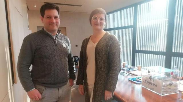 Esteban Gómez y Mónica Busta, ayer, en el Colegio de Enfermería, junto a una urna.
