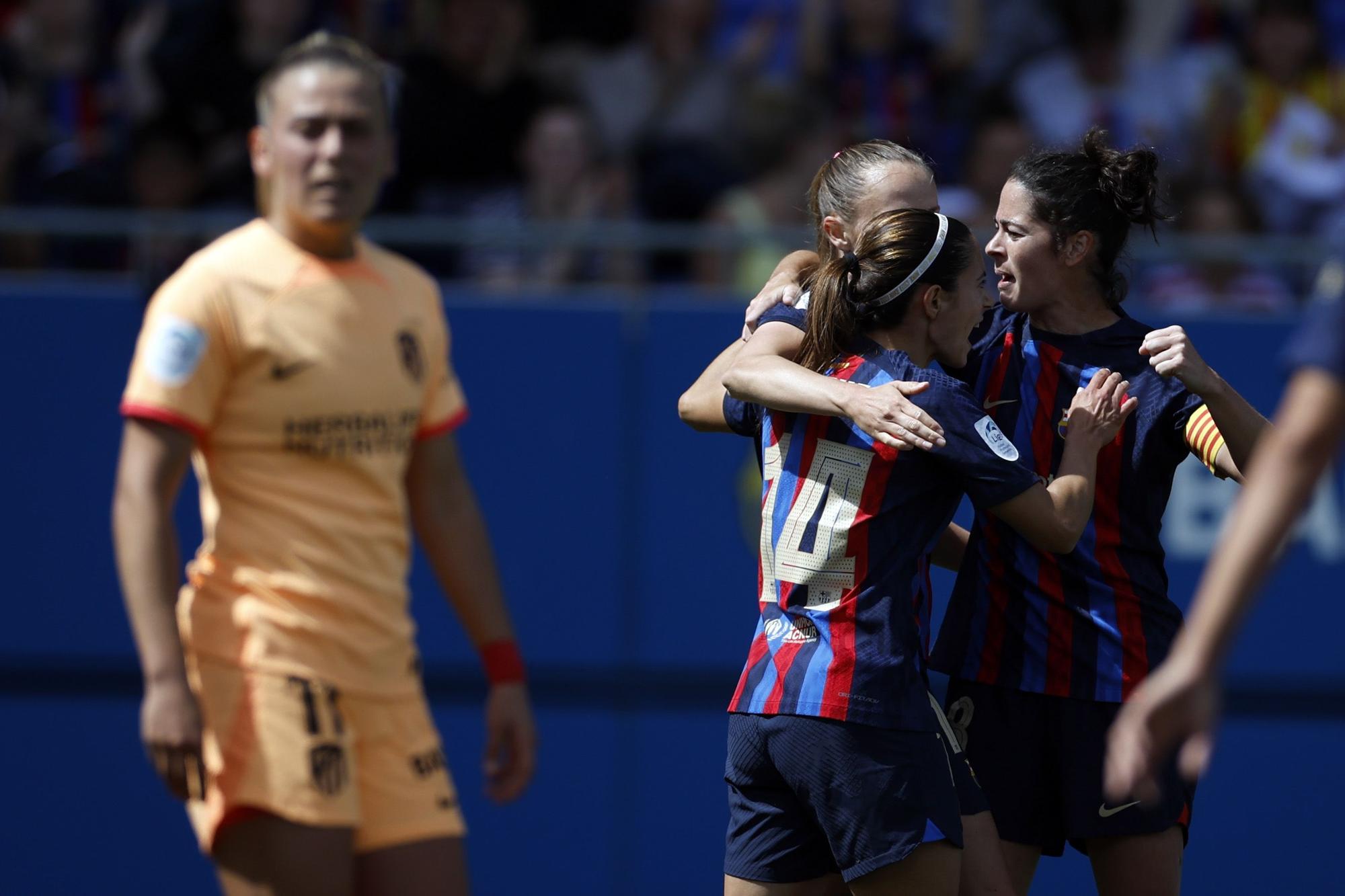 Aitana, Graham Hansen y Torrejón celebrando un gol del Barça contra el Atlético de Madrid