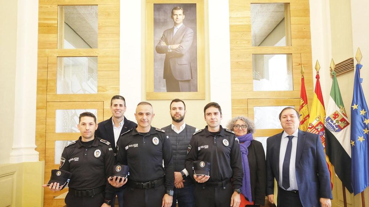 Foto de familia tras el acto de nombramiento de los nuevos subinspectores, ayer, en el Ayuntamiento de Cáceres.