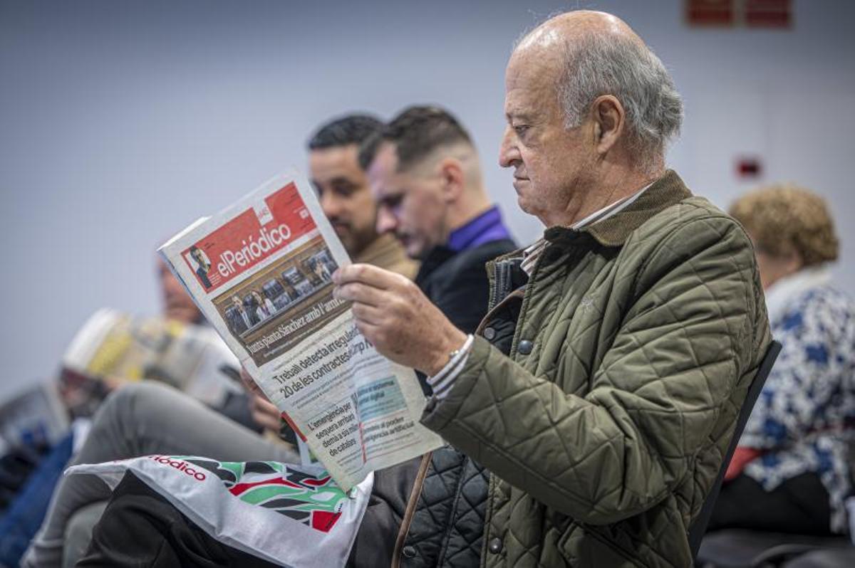 Asistentes al coloqui de EL PERIÓDICO en Castelldefels con el alcalde Manu Reyes, antes de empezar el acto.