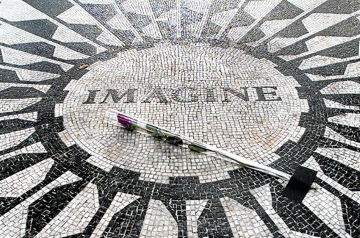 ajenos al drama John Lennon y Yoko Ono, a punto de entrar en el estudio de grabación The Hit Factory, en Nueva York, el  22 de agosto de 1980. A la derecha, arriba, mosaico conmemorativo en Central Park.