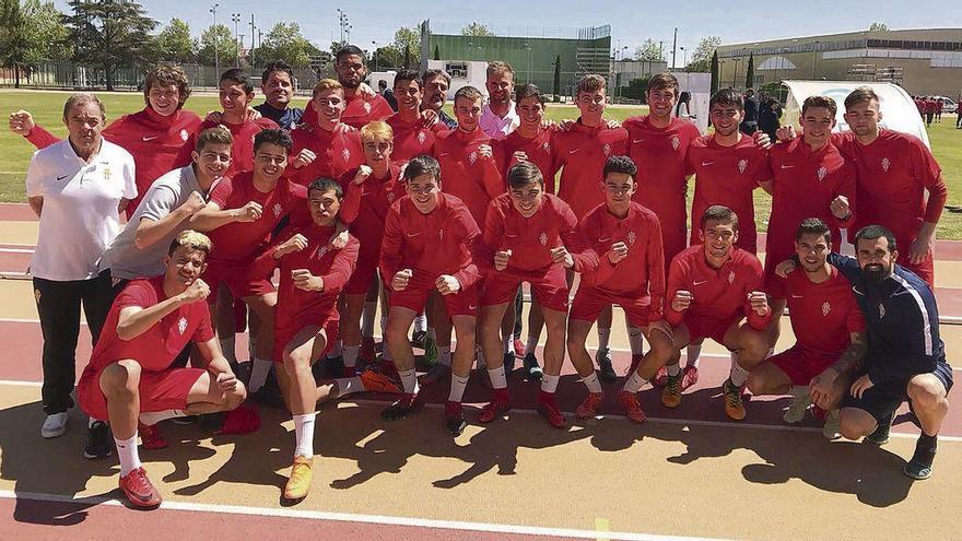 La plantilla sportinguista posa antes de afrontar ayer el último entrenamiento previo a la final.