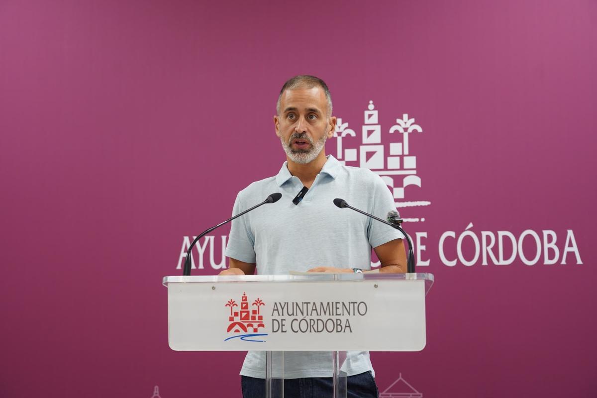 El concejal del PSOE, Ángel Ortiz, en la rueda de prensa.