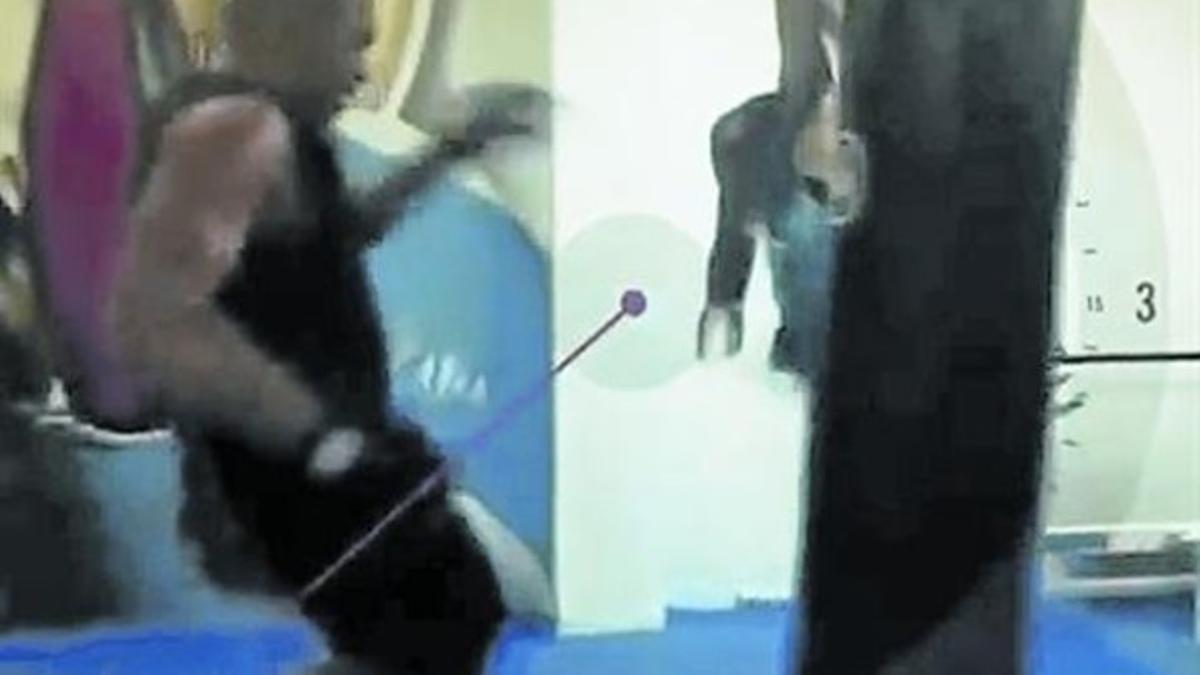 El agente Bakari Samyang en el gimnasio en una Imagen del documental sobre el 4-F Ciutat morta, emitido en enero pasado.