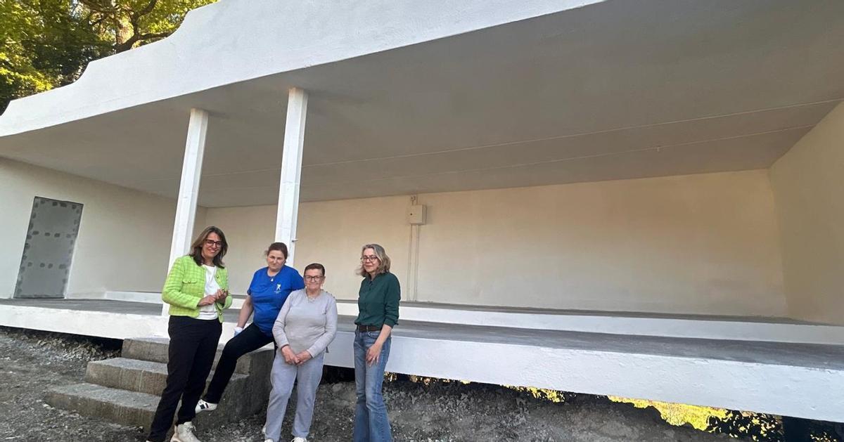 Paula Fernández y Mónica González, con vecinas junto al palco de la fiesta de Abades. |