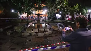Revienta la fuente de la plaza de La Magdalena y causa destrozos a su alrededor