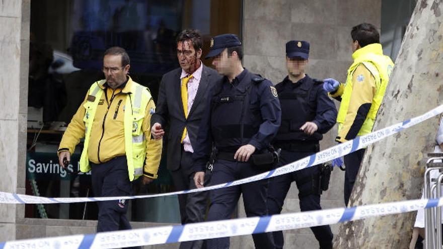 La persona herida, junto a personal sanitario y policial, ayer.