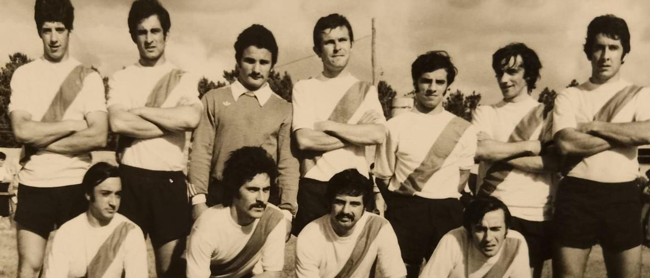 Formación do Silleda CF en torno a 1980.