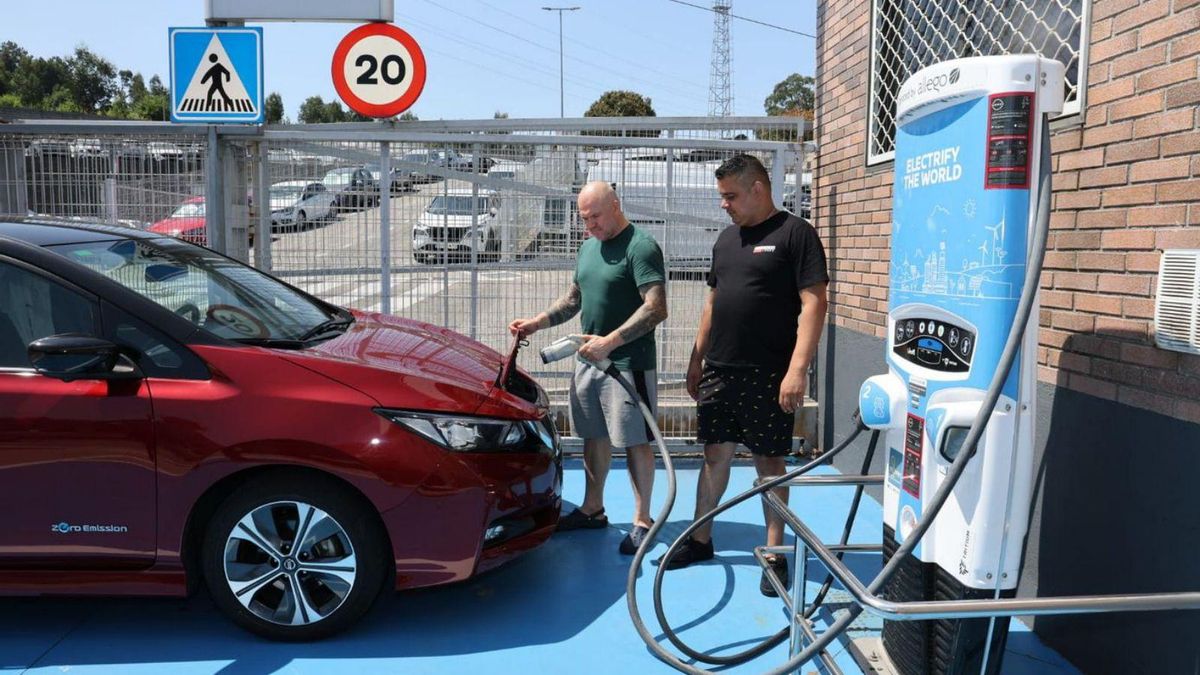 Dos clientes del concesionario de Nissan en Vigo recargan su coche en el punto.