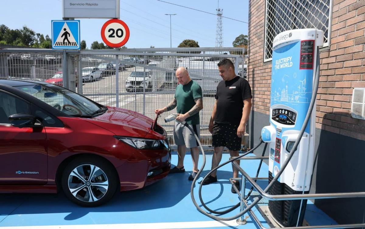 Dos clientes del concesionario de Nissan en Vigo recargan su coche en el punto.
