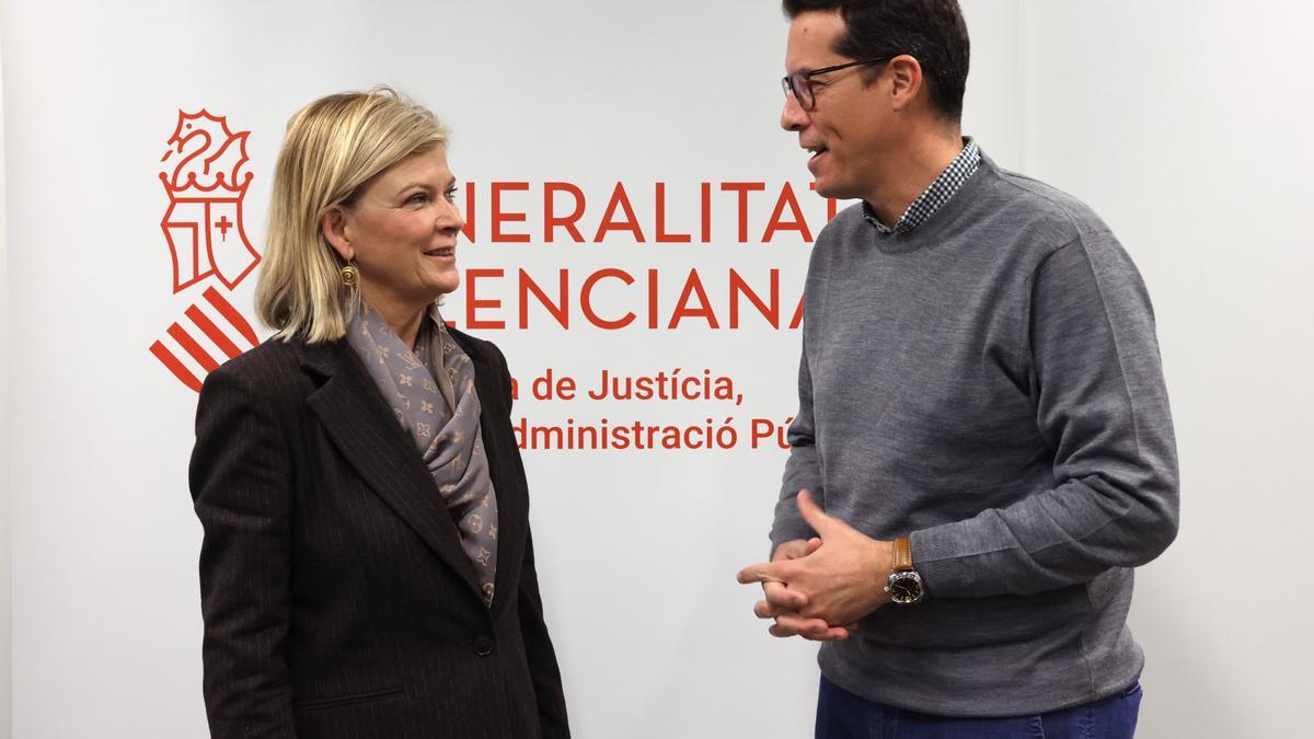 La consellera Gabriela Bravo hablando con Rubén Alfaro, nombrado responsable del Comité de desinformación.