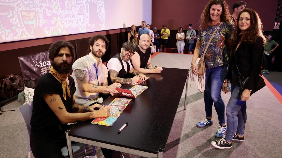 Viva Suecia durante la firma de discos en la Filmoteca regional.