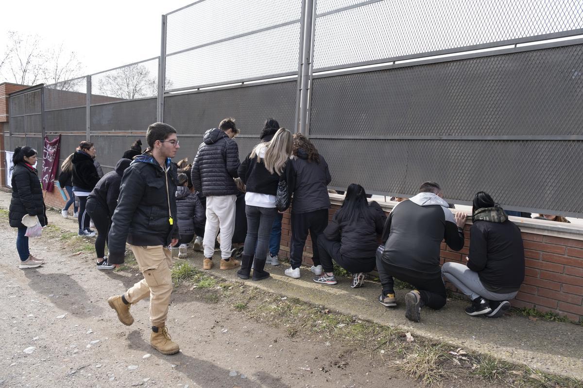 Manifestación en el instituto Llobregat de Sallent por el suicidio de la menor