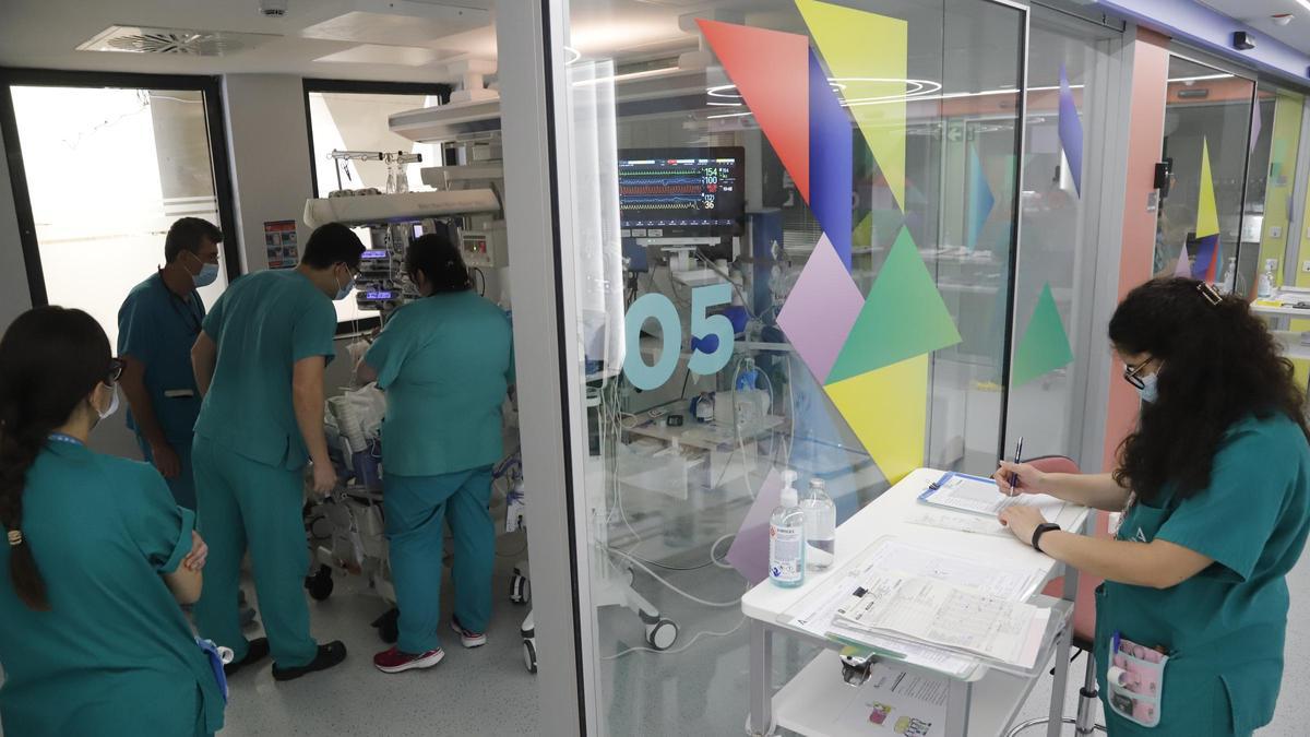 Enfermeros del hospital Reina Sofía en una UCI.