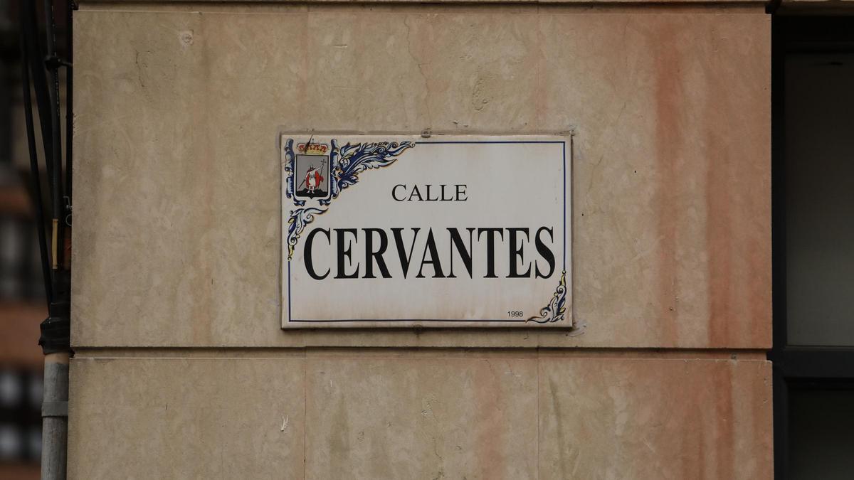 Placa de la calle Cervantes, en la zona Centro.