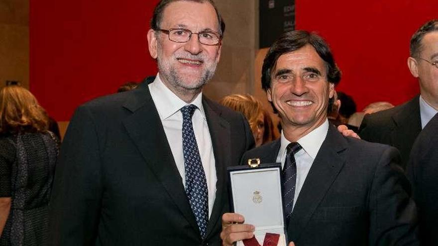 Bello Janeiro, con Mariano Rajoy, tras recoger su condecoración.