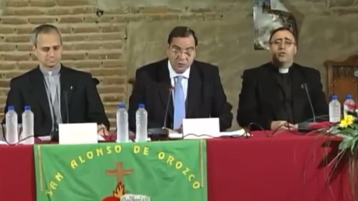 A la izquierda, el padre Prevost en Oropesa en 2002, ahora Pontífice de la Iglesia. A la derecha, el sacerdote cacereño Antonio de Jesús, entonces párroco del municipio toledado, donde trabó amistad con el ya Superior de los Agustinos. En la imagen, inicio del seminario sobre San Alonso de Orozco.