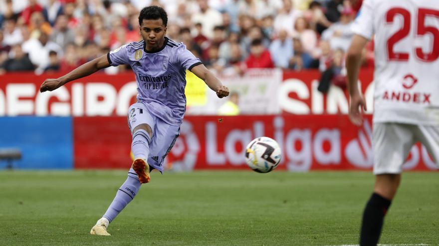 Rodrygo Goes, en la ejecución de la falta que terminó con el gol del Real Madrid.