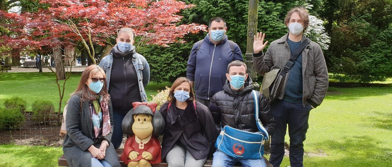 Por la izquierda, de pie, Yara Álvarez, David García; sentados, Nicoleta Bleortu, Luisa González y Fran Ávila, integrantes del proyecto “Oviedo, ciudad literaria”, posando junto a la estatua de Mafalda en el Campo. | LNE