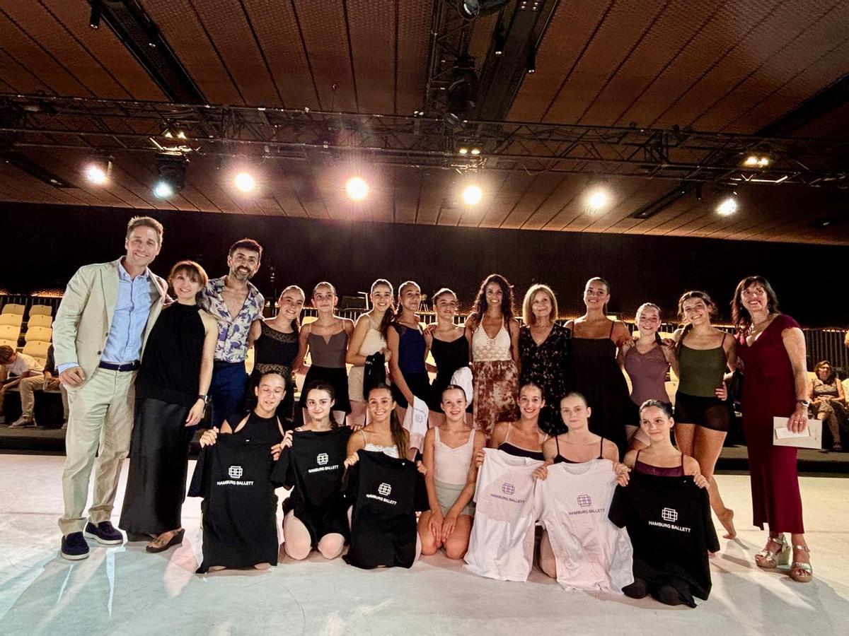 Les ballarines del centre Marta Coll de Figueres amb Jordi Masquef.