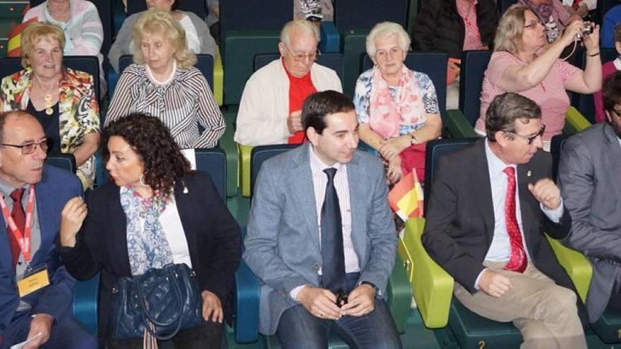 Obdulia Gómez (2i) y Manuel Fernández-Delgado (1d), ayer en la primera fila de El Batel.