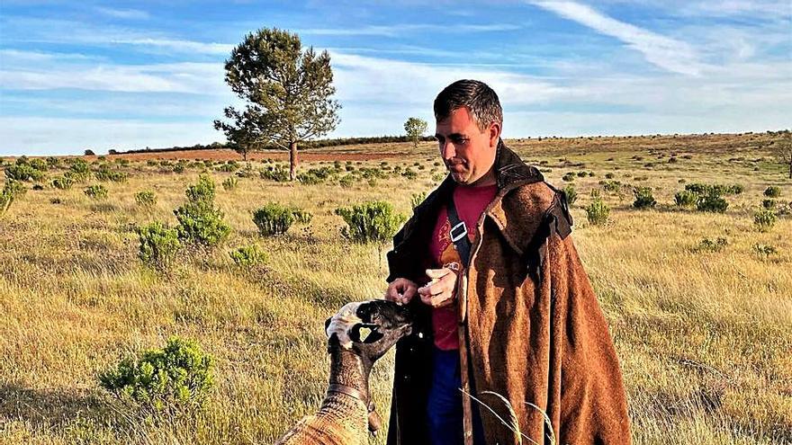 El alistano, con una de sus ovejas. | Chany Sebastián