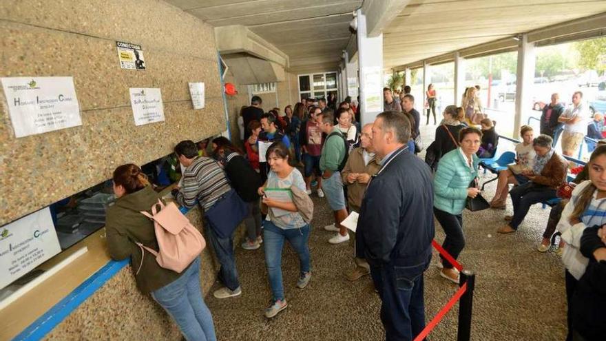 Aglomeraciones de ayer ante las taquillas del Pabellón. // Gustavo Santos