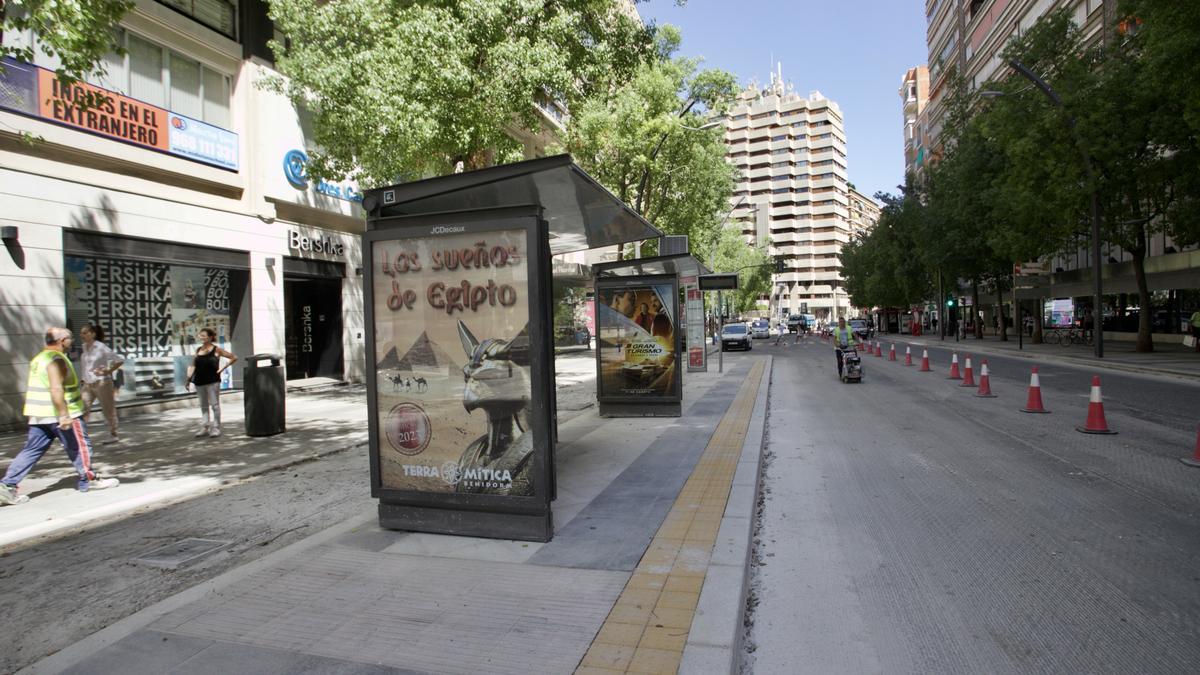 Paradas de autobús y marquesinas, en medio del asfalto, entre el carril bici y el destinado a los coches, este jueves en la Gran Vía de Murcia.
