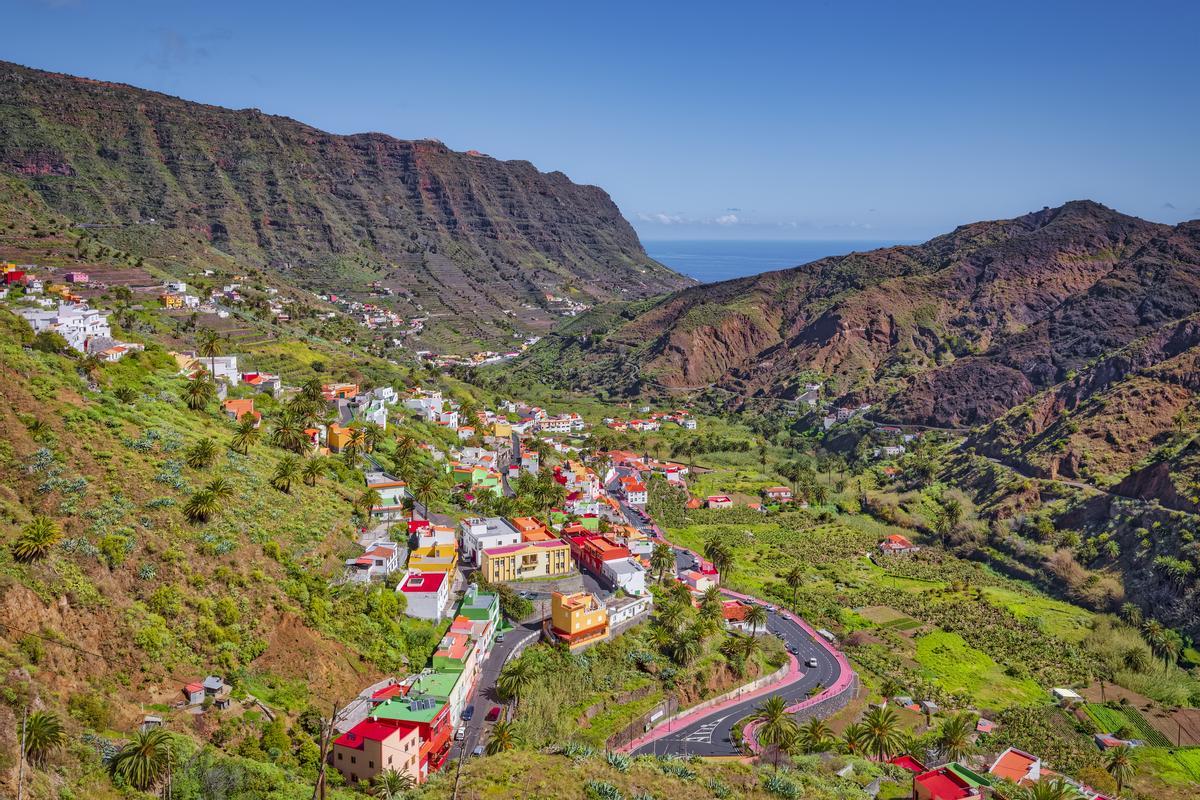 La isla de los acantilados y los pueblos de mil colores.