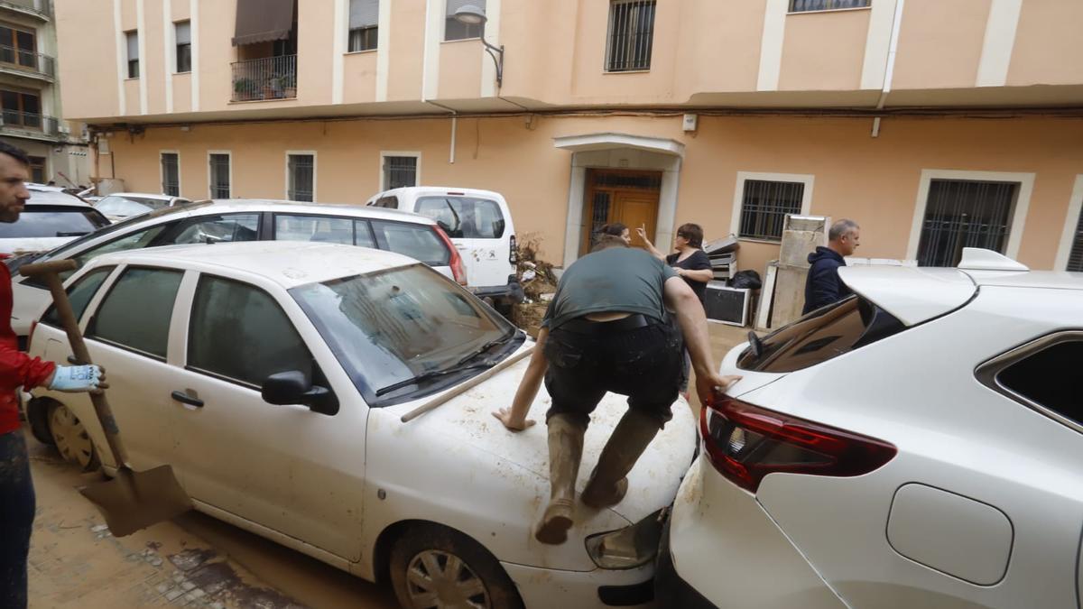 Los vecinos de Algemesí limpian sus calles después de la DANA.